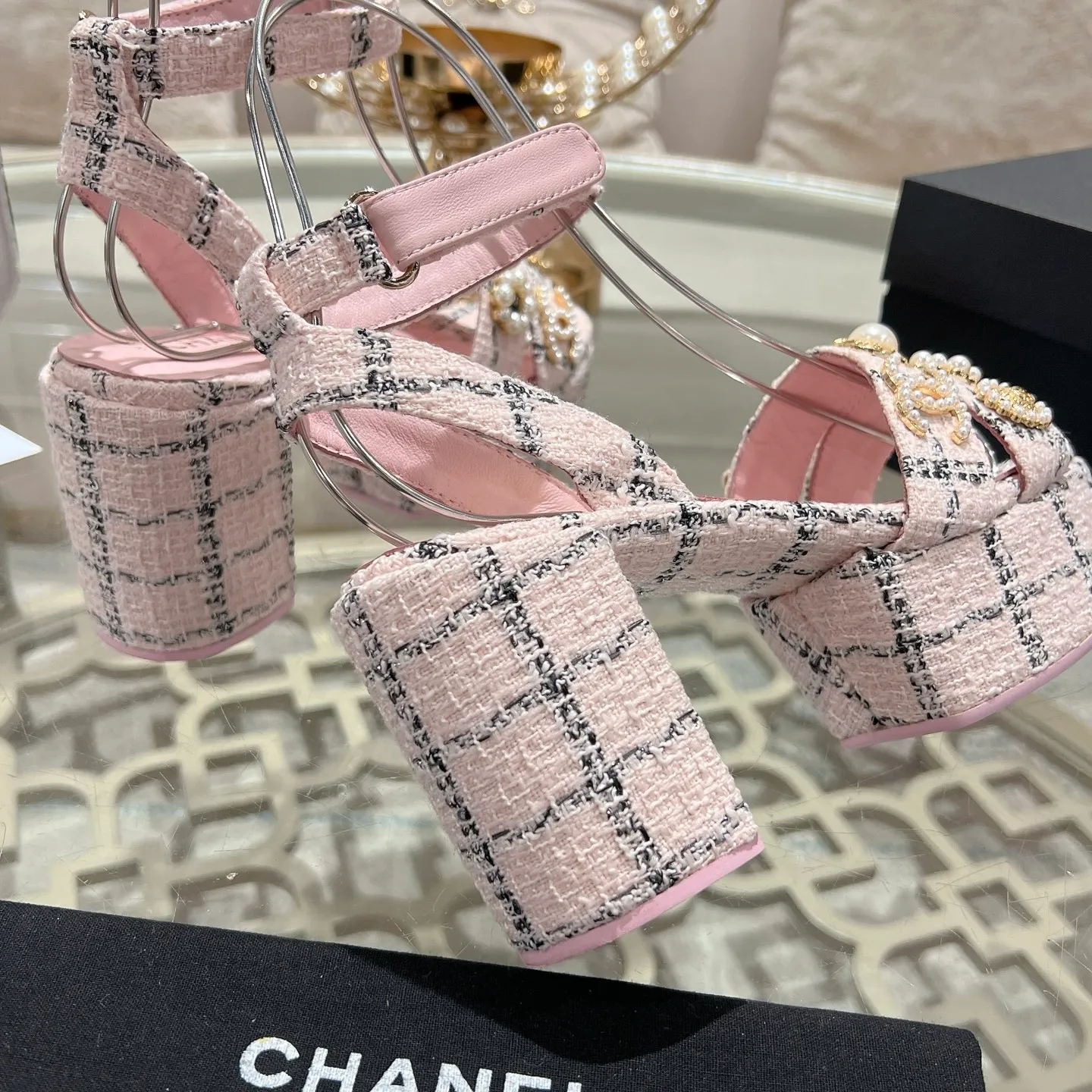 👟👟Ex-factory price 580👟👟 𝐂𝐇𝐀𝐍𝐄𝐋 | Xiaoxiang 25𝐬𝐬Spring and summer new products Counter classic catwalk models New series of high-heeled and waterproof platform sandals〰 A must-have in the fashion circle, the combination will interpret the meticulous, minimalist and classic elements that will never fade away It shows a unique dressing style that is too beautiful to say. A must-have for summer... Upper: Highly customized original specific fabrics. Lining: imported sheepskin lining. Outsole: original molded non-slip outsole. Heel height: 12cm. Waterproof platform: 2.5cm. Size: 35-39 (40.41.42 customization is not returnable)
